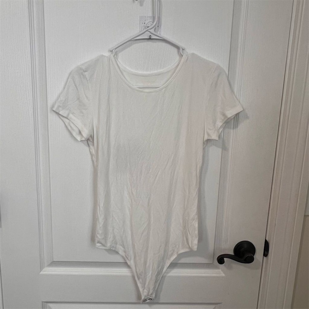 American Eagle White Ribbed Short Sleeve Bodysuit Crew Neckโ Snap Gusset Size M
